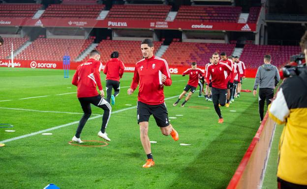 Bodiger hace carrera durante el calentamiento del penúltimo entrenamiento del equipo. /ALFREDO AGUILAR