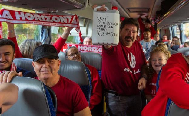 Aficionados granadinistas, ya en el interior de unos de los autobuses para ir a Málaga. /ALFREDO AGUILAR
