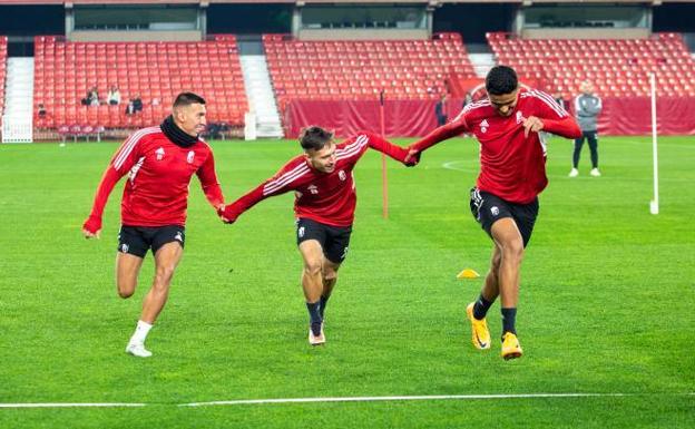 Myrto Uzuni, Bryan Zaragoza y Youness, en el penúltimo entrenamiento del equipo. /ALFREDO AGUILAR