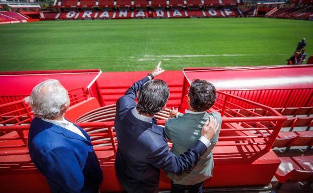 Alfredo García Amado, director general del Granada, observa Los Cármenes con el alcalde Paco Cuenca y el concejal de Deportes, José Antonio Huertas/ RAMÓN L. PÉREZ