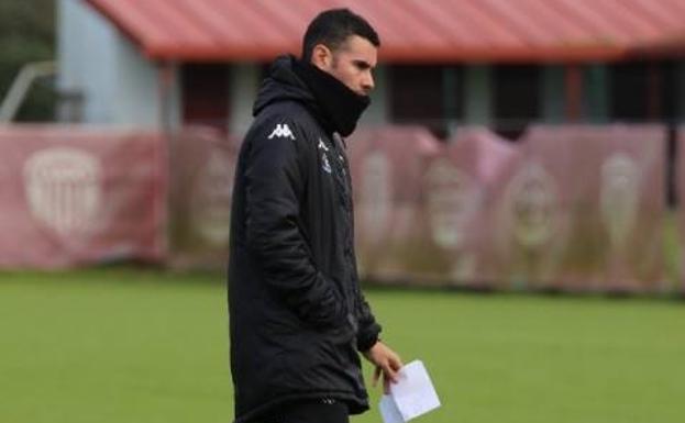Fran Justo, entrenador del Lugo, durante un entrenamiento reciente. /LUGO