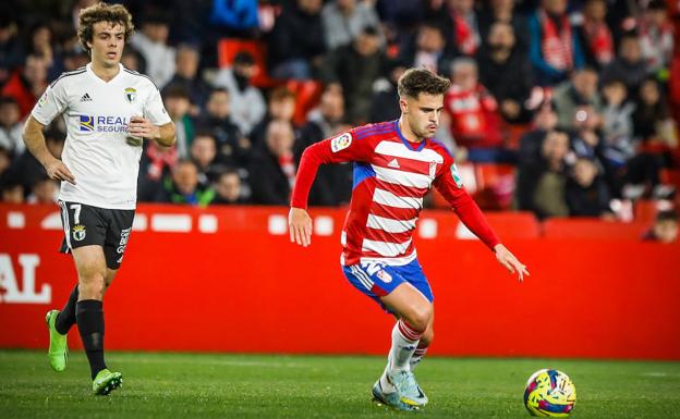 Óscar Melendo prepara un envío con la zurda durante el partido contra el Burgos. /RAMÓN L. PÉREZ