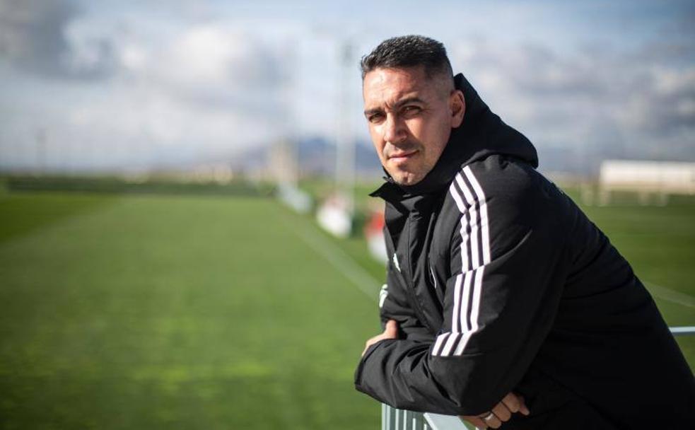 Juan Antonio Milla, entrenador del Recreativo, filial del primer equipo rojiblanco, posa para IDEAL en la Ciudad Deportiva del club. /ALFREDO AGUILAR