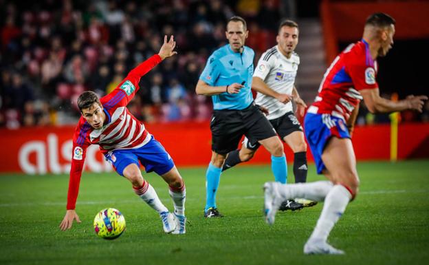 Alberto Soro se esfuerza por mantener el equilibrio en una conducción. /RAMÓN L. PÉREZ