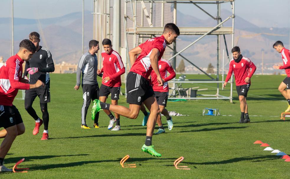 Raúl Torrente salta durante un ejercicio en un entrenamiento de esta temporada en la Ciudad Deportiva. /ALFREDO AGUILAR
