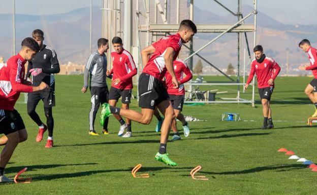 Raúl Torrente, durante un entrenamiento anterior con el primer equipo. /ALFREDO AGUILAR