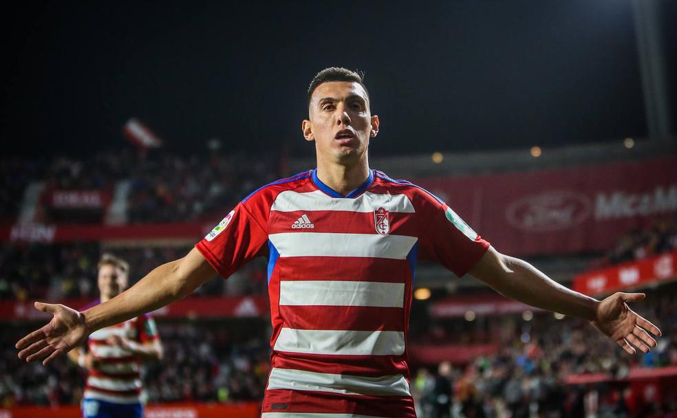 Myrto Uzuni celebra su gol al Burgos en el último partido del año en Los Cármenes. /RAMÓN L. PÉREZ