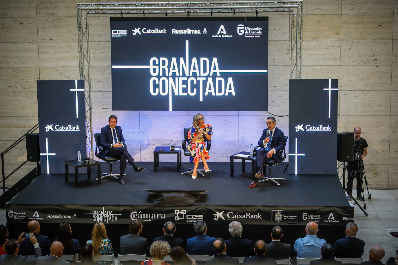 El último foro Granada conectada, dedicado a la economía, se celebró en el cubo de CaixaBank. /ramón l. pérez