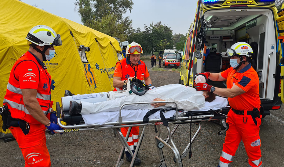 Imagen de archivo de sanitarios 061 trasladando a un herido. /IDEAL