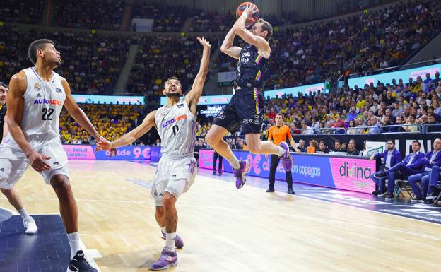 Marcelinho Huertas lanza en el partido contra el Real Madrid. /e. cobos (ACB PHOTO)