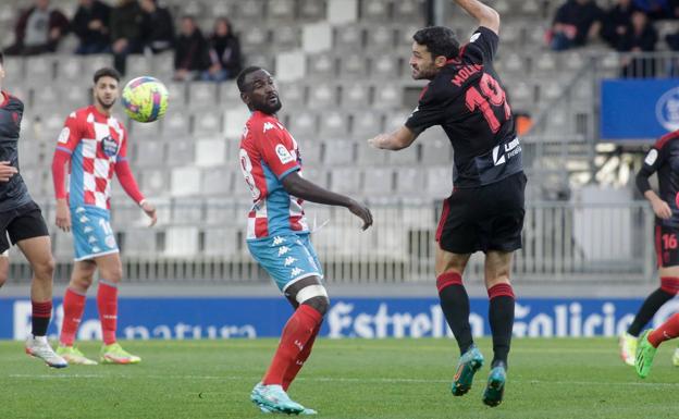 Jorge Molina, en una acción del partido del Granada en Lugo. /lof