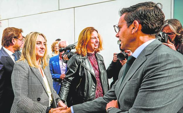 La consejera de la Junta Marifrán Carazo saluda al alcalde de Granada,Paco Cuenca. /ramón l. pérez