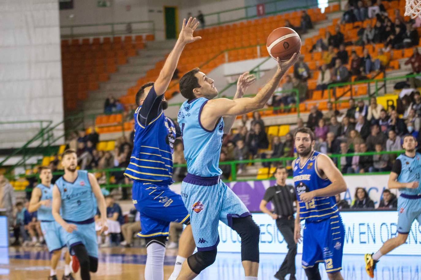 Penetración de Manu Rodríguez en la victoria del Palencia en Orense. /FEB