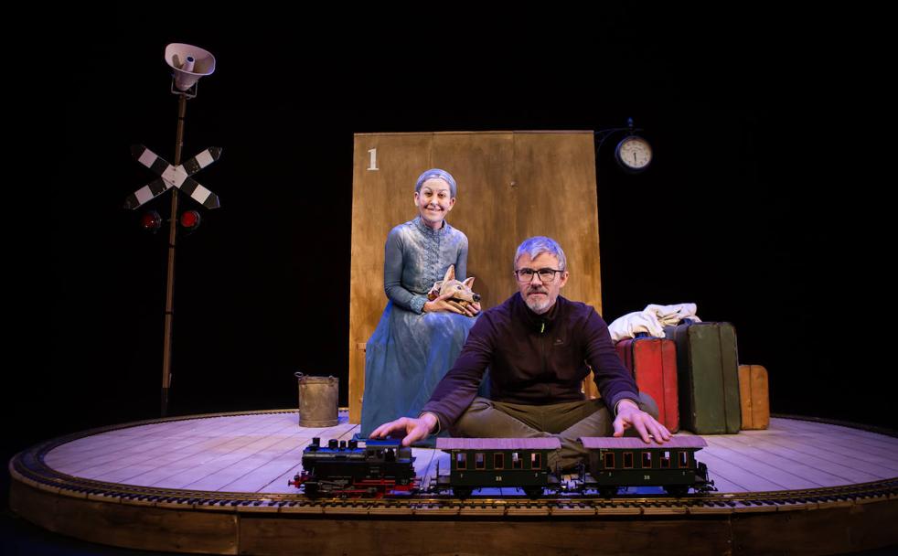 Elisa y Joaquín, en la escenografía de 'Estación paraíso' en el Teatro Alhambra. /JORGE PASTOR