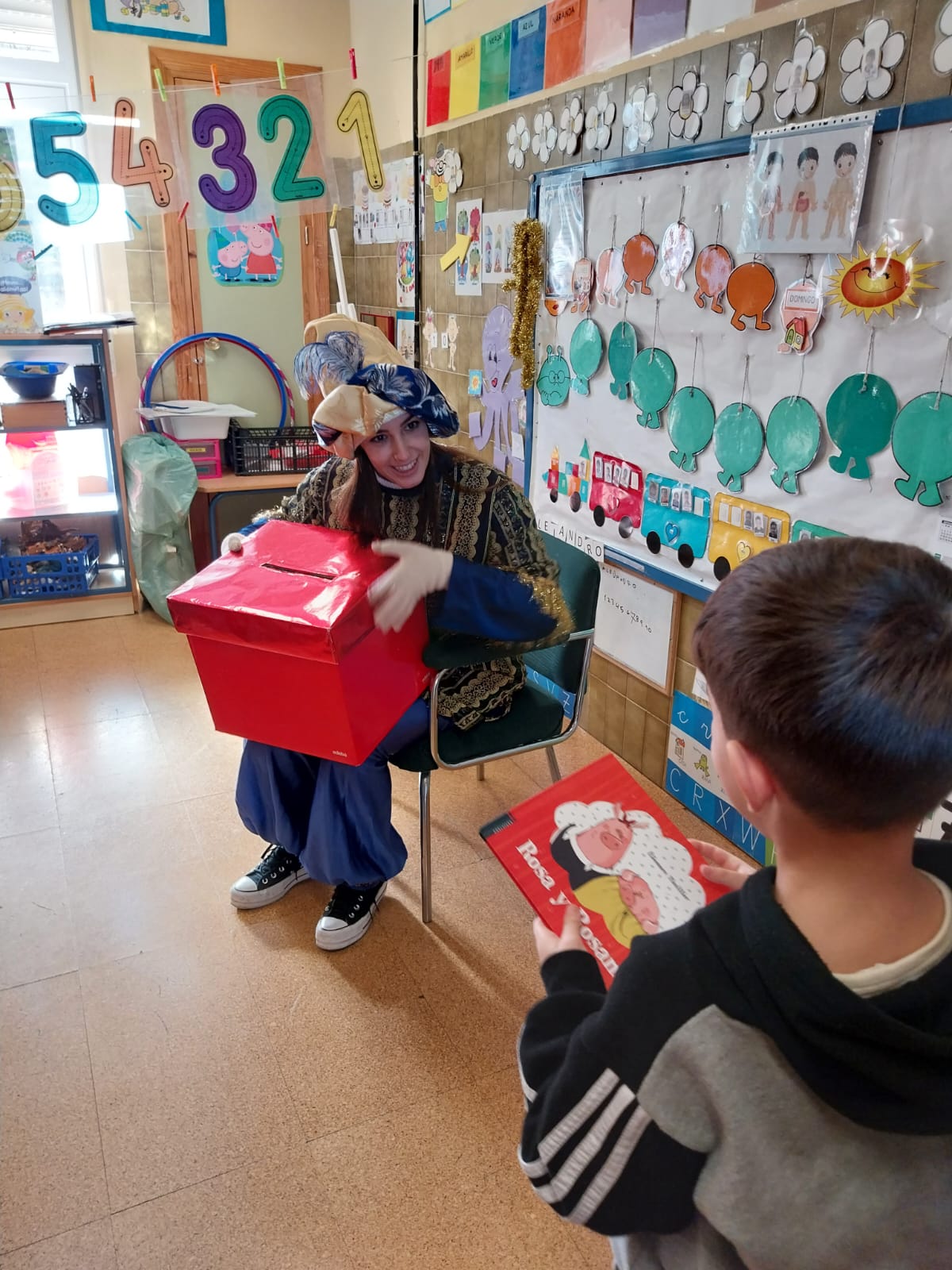 La entrega de regalos a niños de Monachil en los colegios./IDEAL
