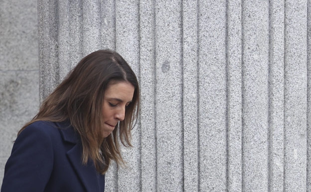 La ministra de Igualdad, Irene Montero (c), durante su asistencia al acto institucional del Día de la Constitución, este martes, en el Congreso de los Diputados./ EFE/Kiko Huesca