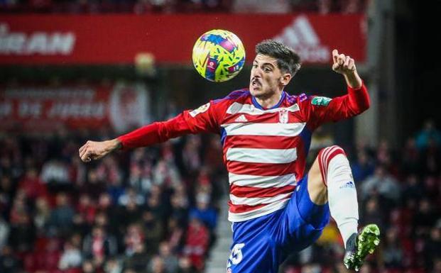 Carlos Neva, contra el Burgos. /R. L. P.