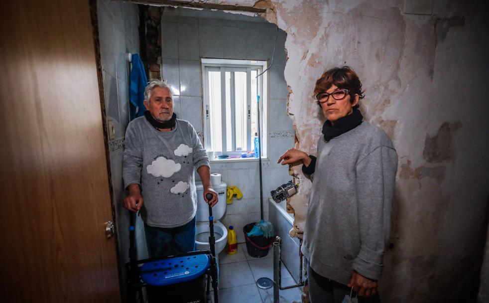 Juan Manuel y Mari Ángeles, desde el aseo de su casa 'desokupada' en Granada./Ramón L. Pérez