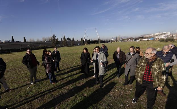 El alcalde, Paco Cuenca, ha visitado este miércoles la zona donde se construirá el parque. /PEPE MARÍN
