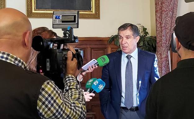 Lorenzo del Río, con los periodistas durante el desayuno ofrecido este miércoles en la Real Chancillería. /IDEAL
