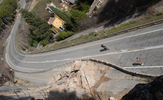 El desprendimiento de rocas se produjo el pasado 15 de diciembre y aún no ha sido retirado del asfalto./J. Díez Forcada