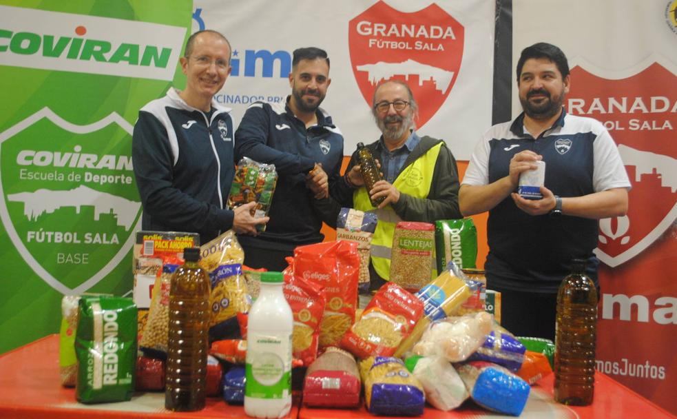 David Valderas, Eu Domínguez y Rafa Romero hacen entrega de alimentos recaudados a José Guardia, responsable de la Asociación Necesidades Sin Fronteras. /C. GUISADO
