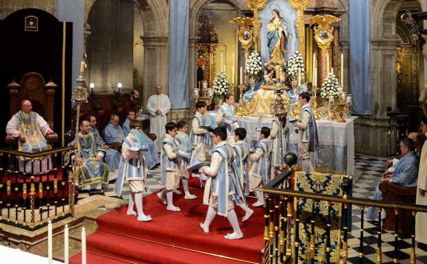Niños de la escolanía bailan en el altar mayor de la Catedral./TORCUATO FANDILA