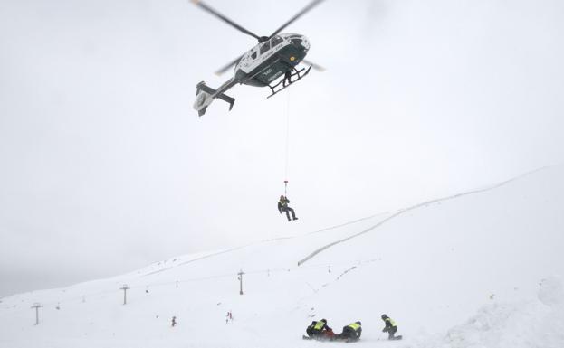 Simulacro de rescate de avalanchas en Sierra Nevada/ALFREDO AGUILAR