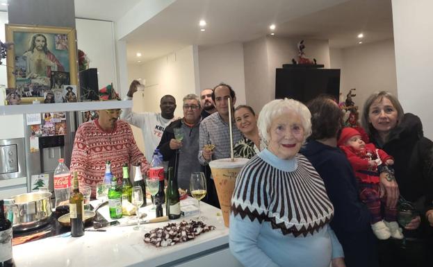Teresa Montilla con la familia que le ha acogido para pasar la Nochebuena. /IDEAL
