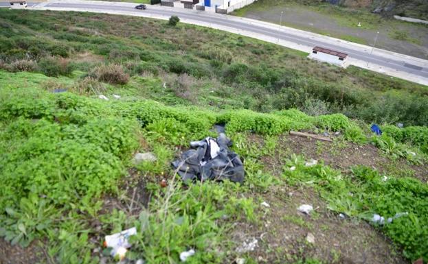 El terraplén donde hallaron el cuerpo del menor de ocho años, en la barriada Loma Colmenar./EP