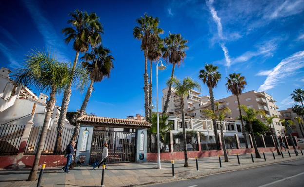 El complejo de apartamentos turísticos situado en el Paseo de San Cristóbal, en Almuñécar. /JAVIER MARTÍN