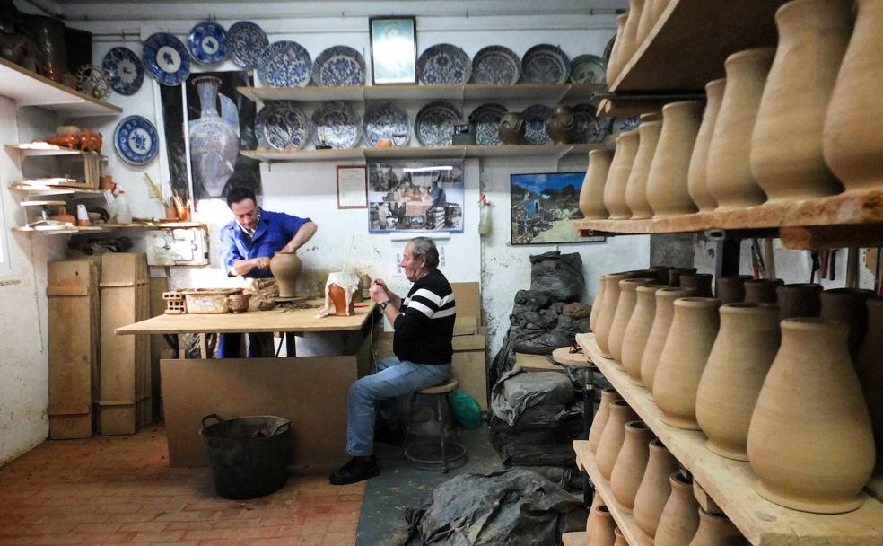 José Balboa y Falete, en un mano a mano haciendo zambombas en el taller. /TORCUATO FANDILA