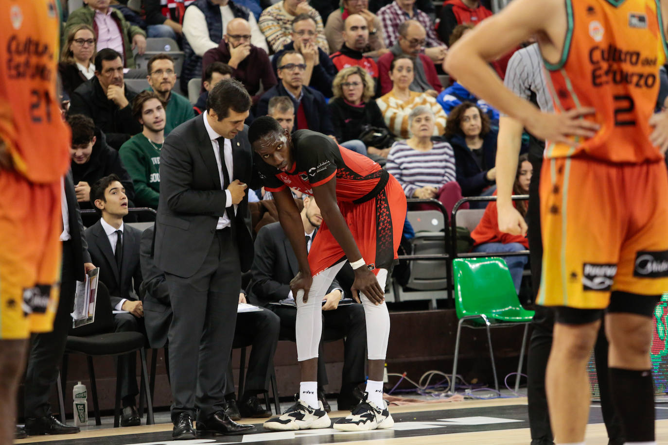 Pablo Pin habla con 'Petit' Niang /aguilar