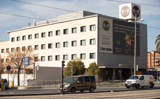 Hotel que será objeto de compra, junto a la estación de autobuses. /pepe marín