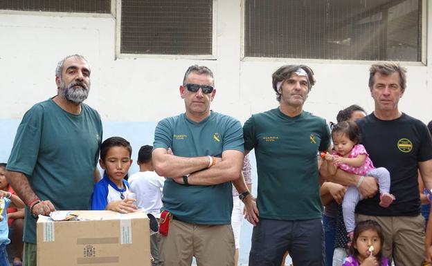 Los responsables de la oenegé se fotografían con el material recogido en una de sus campañas anteriores. /ideal