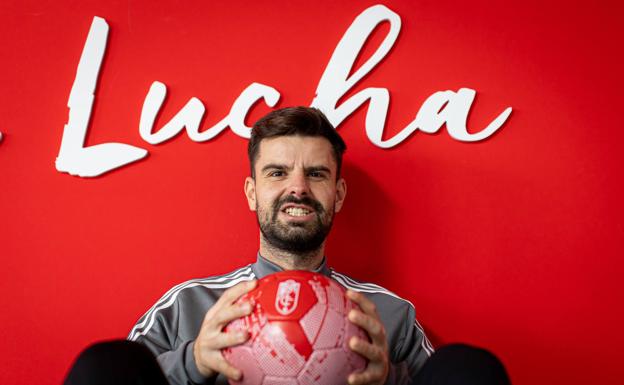 Roger Lamesa posa con un balón bajo una palabra que representa a su equipo: la lucha. /PEPE MARÍN