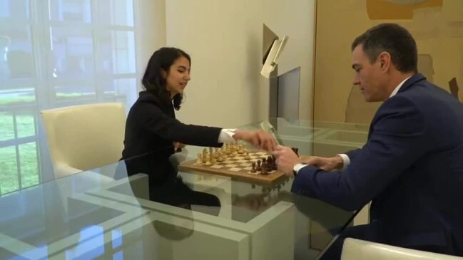 Un primer ministro español conoce a una ajedrecista iraní que jugaba sin hiyab.