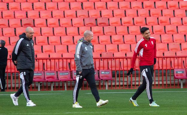 Paco López, entrenador del Granada, bromea con Arezo el pasado viernes, en el entrenamiento/ALFREDO AGUILAR