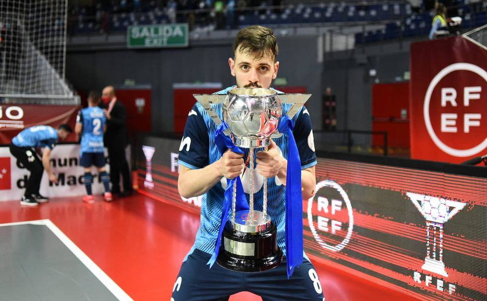 José Raya levanta un trofeo con la camiseta del Movistar Inter. /RFEF