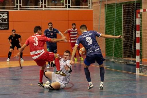 El Sima Granada intenta culminar una acción de ataque. /A. AGUILAR
