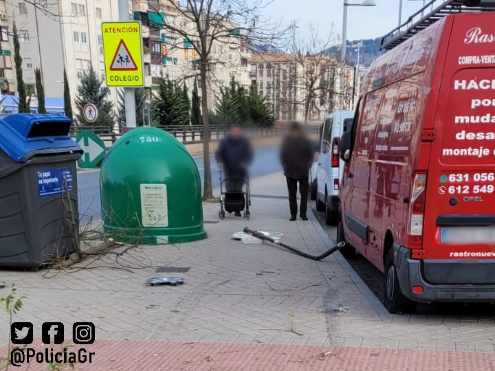 Los restos del accidente en la Avenida Fernando de los Ríos, en Granada capital./Policía Local