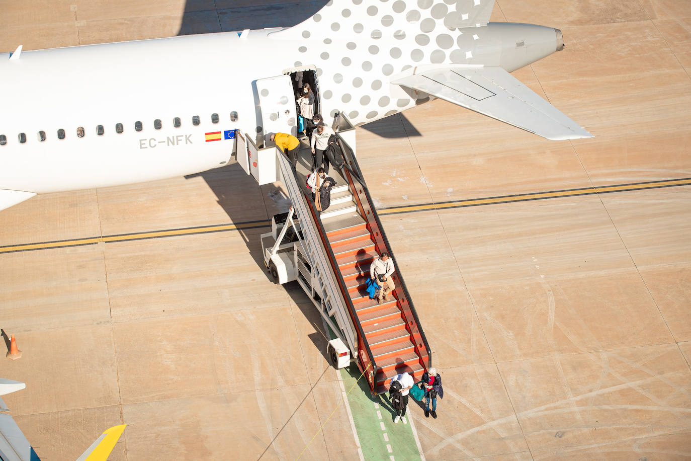 Un avión tras aterrizar en el aeropuerto de Granada. /pepe marín