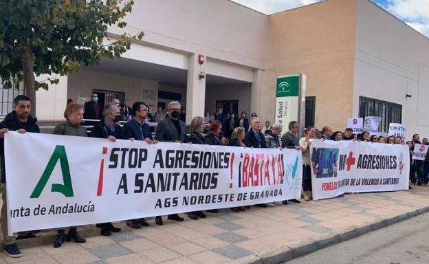 Concentración en noviembre en Benalúa y Darro en repulsa a una triple agresión a sanitarios. /Sandra martínez