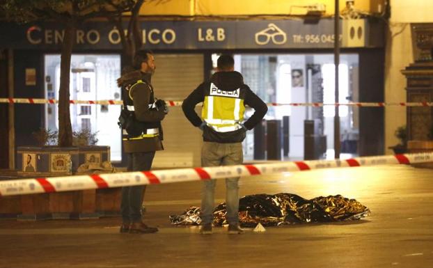 Una persona yace bajo una manta térmica la Plaza Alta de Algeciras tras el ataque./EFE