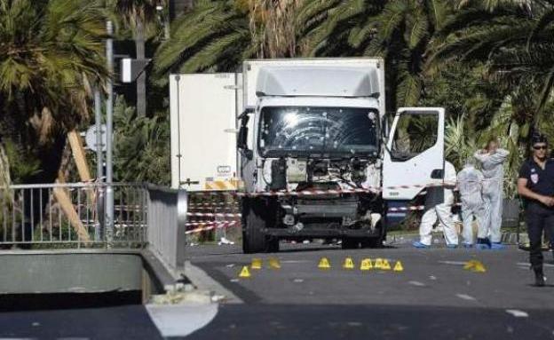 Estado en el que quedó el camión empleado por los terroristas tras el atentado de Niza, en 2016./EFE