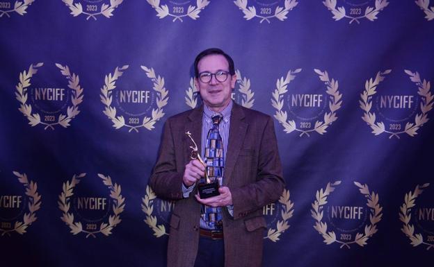 Barrachina posa con su premio, en el festival de cine de Nueva York. /IDEAL