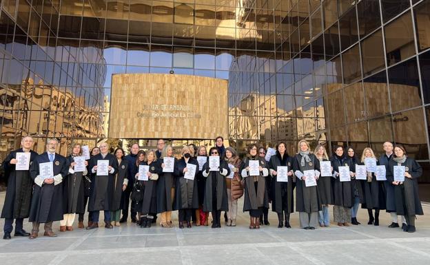 Los LAJ que se han sumado a la protesta en el complejo judicial de Caleta. /IDEAL