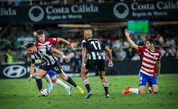 Una acción del partido de la primera vuelta entre Cartagena y Granada. /R. L. P.