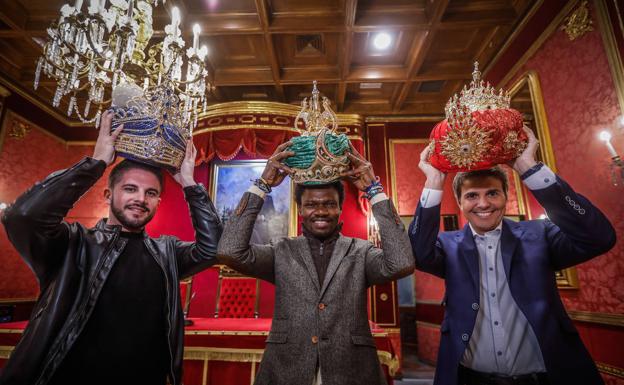 Los embajadores de Melchor, Gaspar y Baltasar posan con las coronas./RAMÓN L. PÉREZ