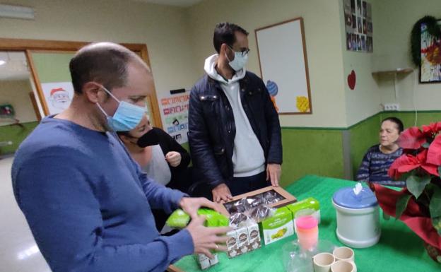 David Valderas y José Cervera merendaron con usuarios de Aspace. /Ideal